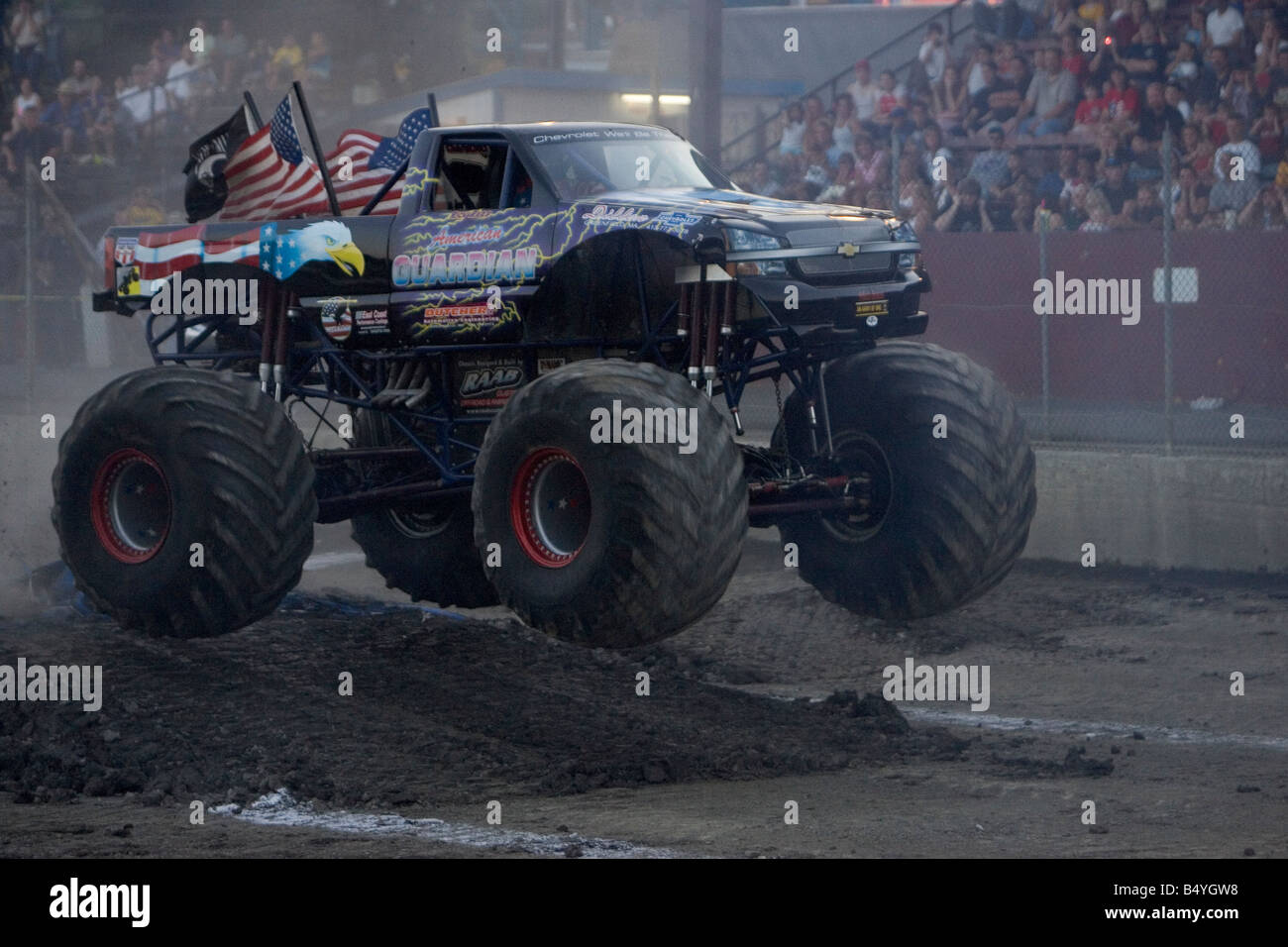 MONSTER truck americani concorrenti custode presso il Monster Truck Challenge all'Orange County Fair di NY Speedway Foto Stock