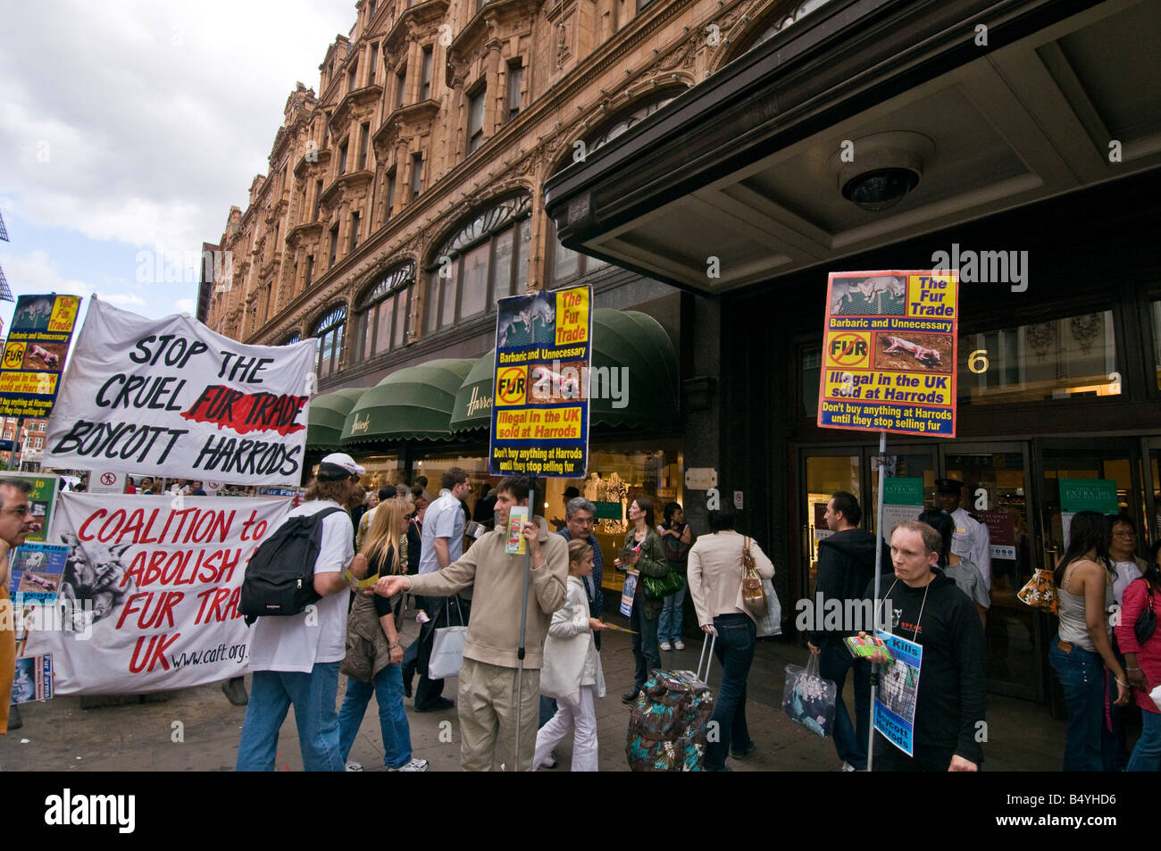 Anti-fur protestare fuori i grandi magazzini Harrods Londra Inghilterra REGNO UNITO Foto Stock