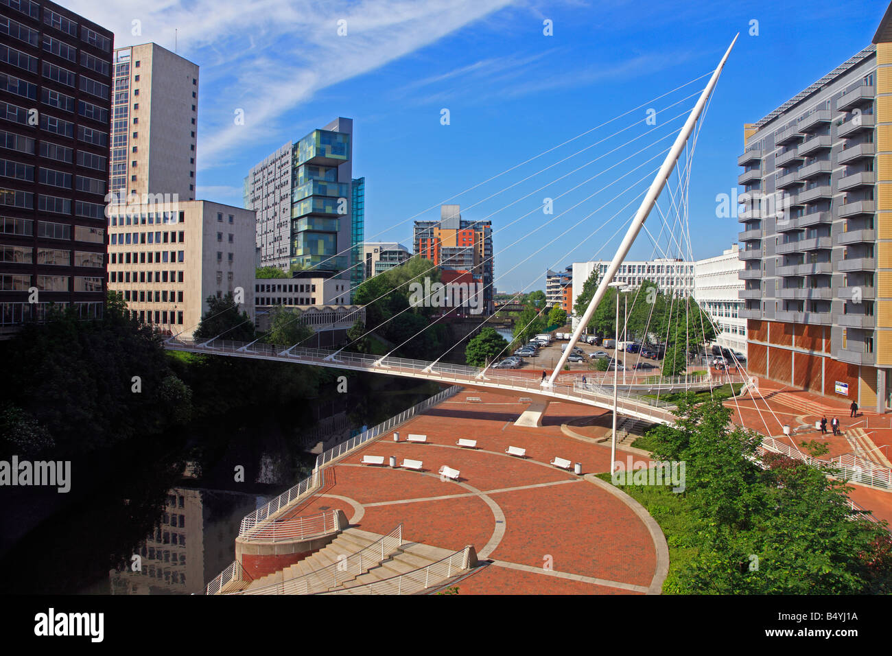 Vista sul fiume Irwell dal Lowry Hotel verso il ponte di sospensione e il nuovo palazzo di giustizia Foto Stock