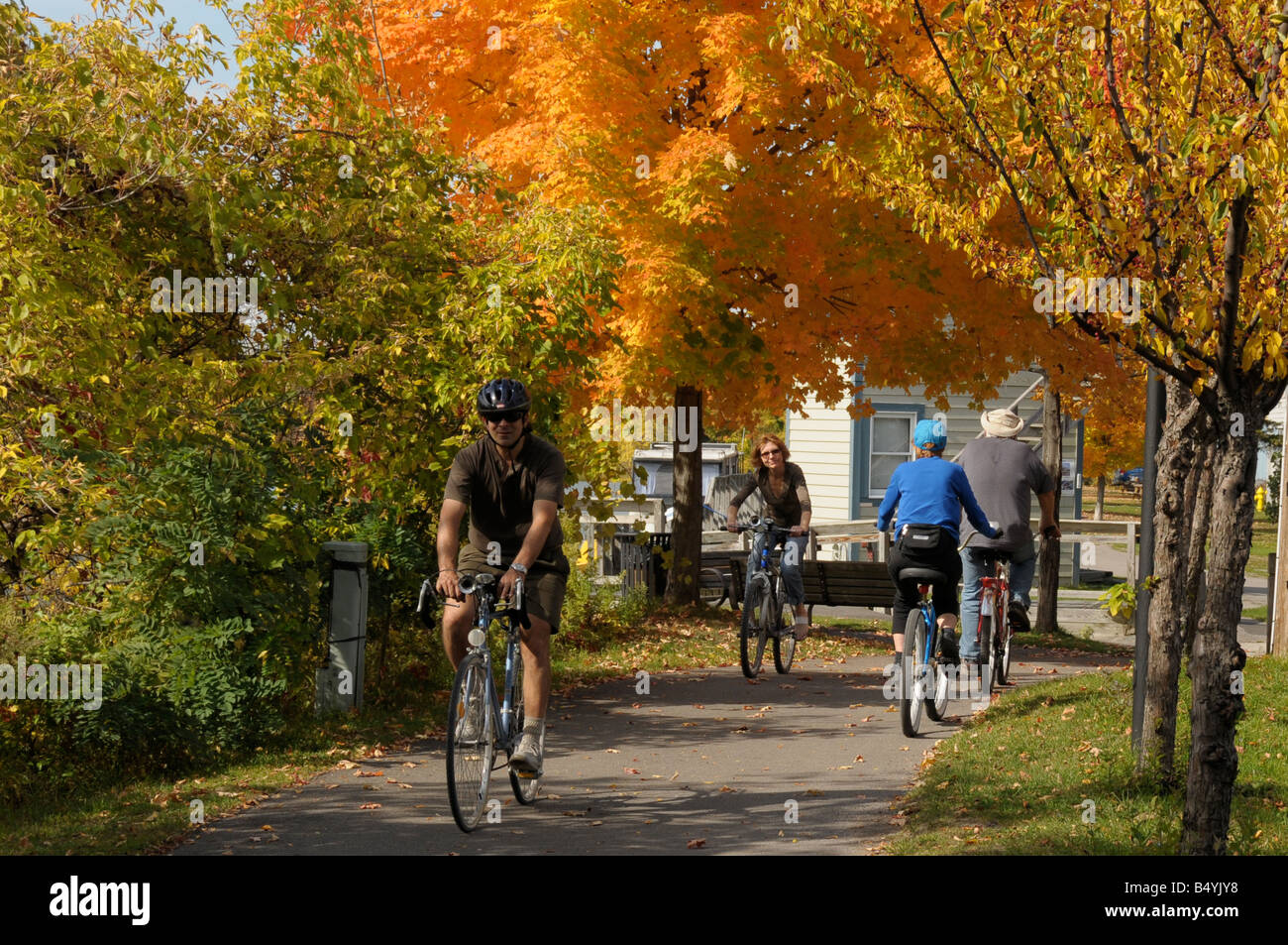 Bike Rider su un autunno mattina lungo il Canale Erie percorso, Fairport NY USA. Foto Stock