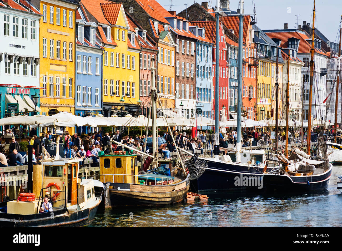 Nyhavn Copenaghen a Copenaghen è rivestito con colorati magazzini e abitazioni di mercanti Foto Stock