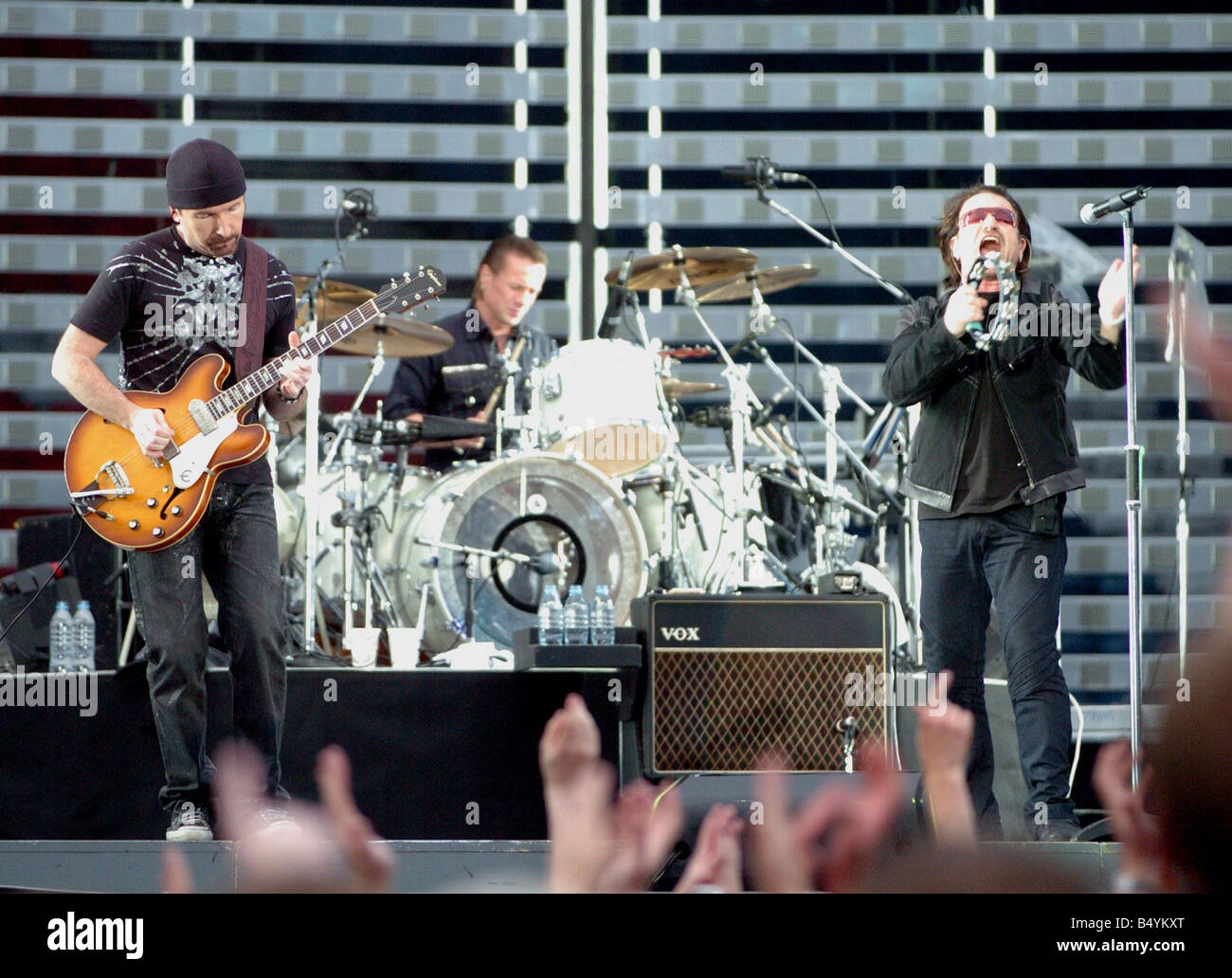 Pop band U2 sul palco di Hampden Park Glasgow Giugno 2005 Foto Stock