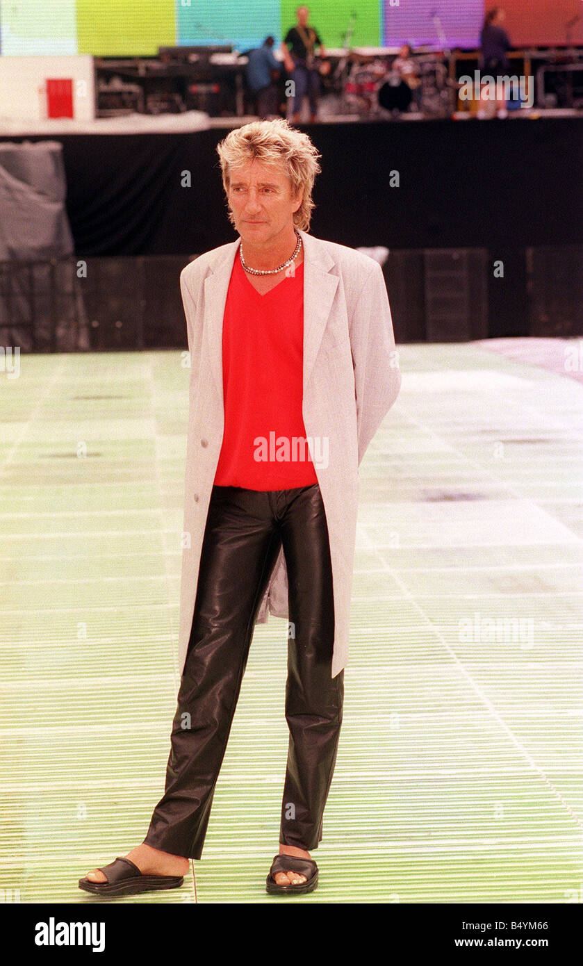 Rod Stewart Hampden photocall Luglio 1999 nero che indossa pantaloni di  pelle rosso colli v ponticello mantello bianco muli Foto stock - Alamy