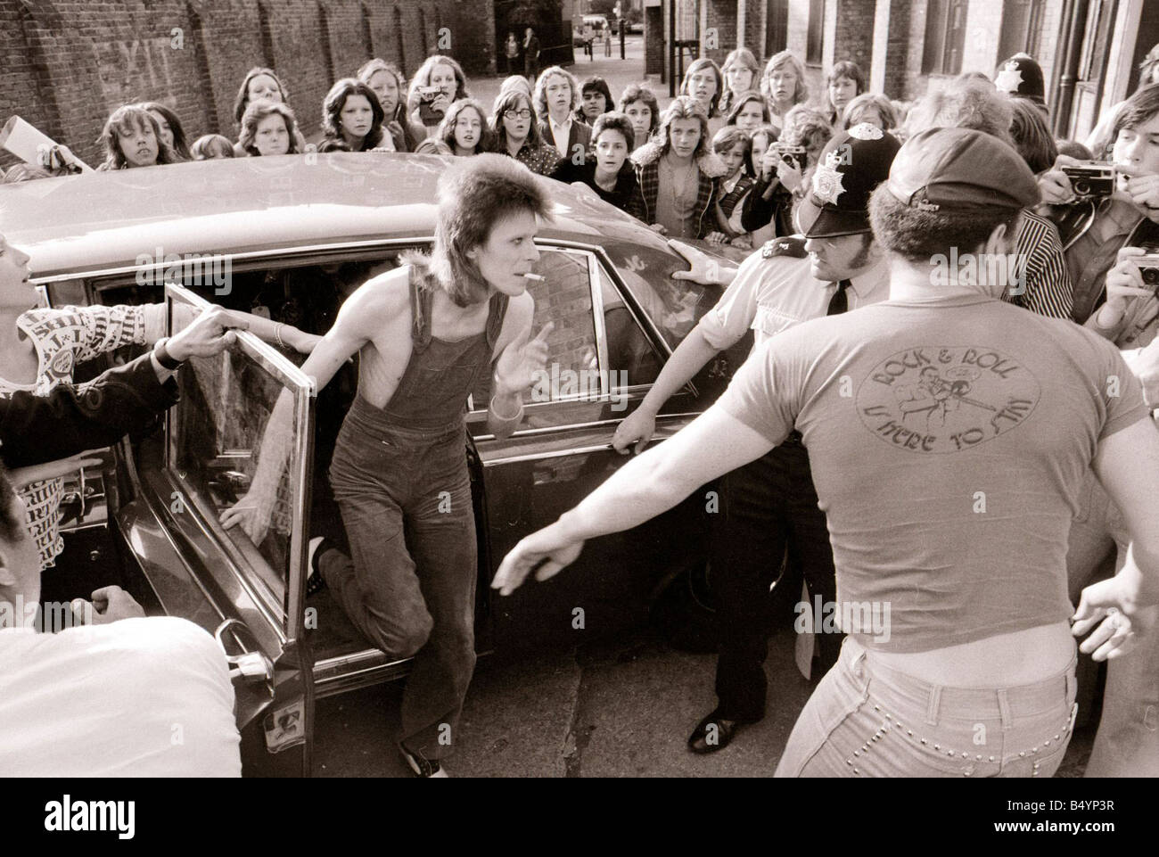 David Bowie cantante Luglio 1973 arrivando a l'Odeon Hammersmith gqmagazineusa gqmagazineusa Foto Stock