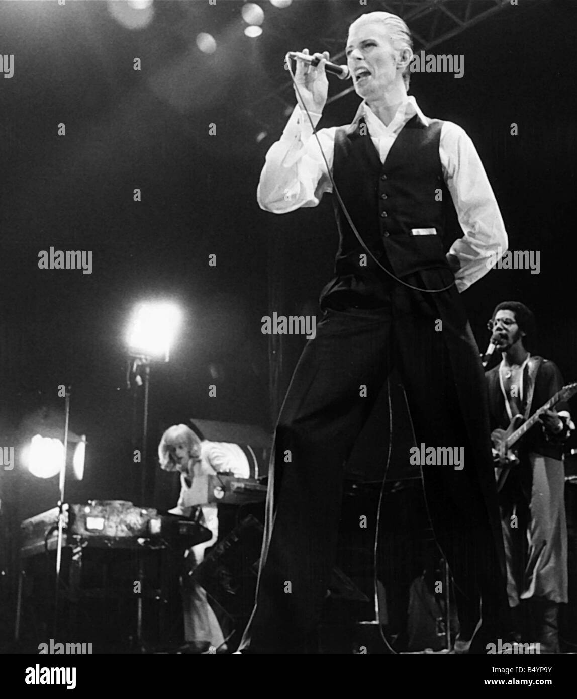 David Bowie cantante pop sul palco 1976gqmagazineusa gqmagazineusa Foto Stock