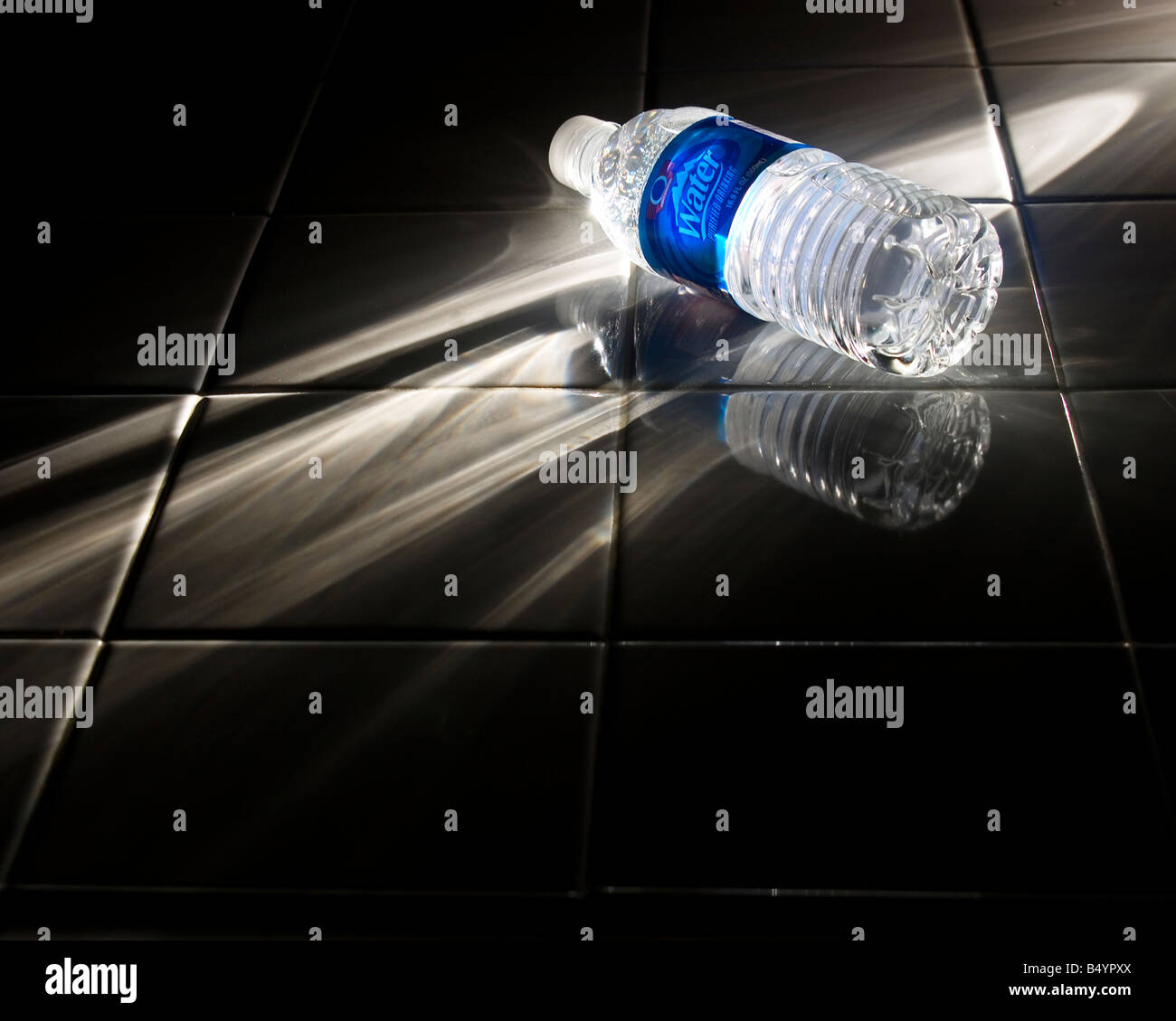 BOTELLA PISO SUELO AZULEJO LUZ RAYO ESENCIAL LIQUIDO VIDA SALUD SALUDABLE FILLRADA FRESCA PLASTICO PUURIFICADA BUSQUEDA BRILLANTE SOLO ILUMINACION WOW Foto Stock