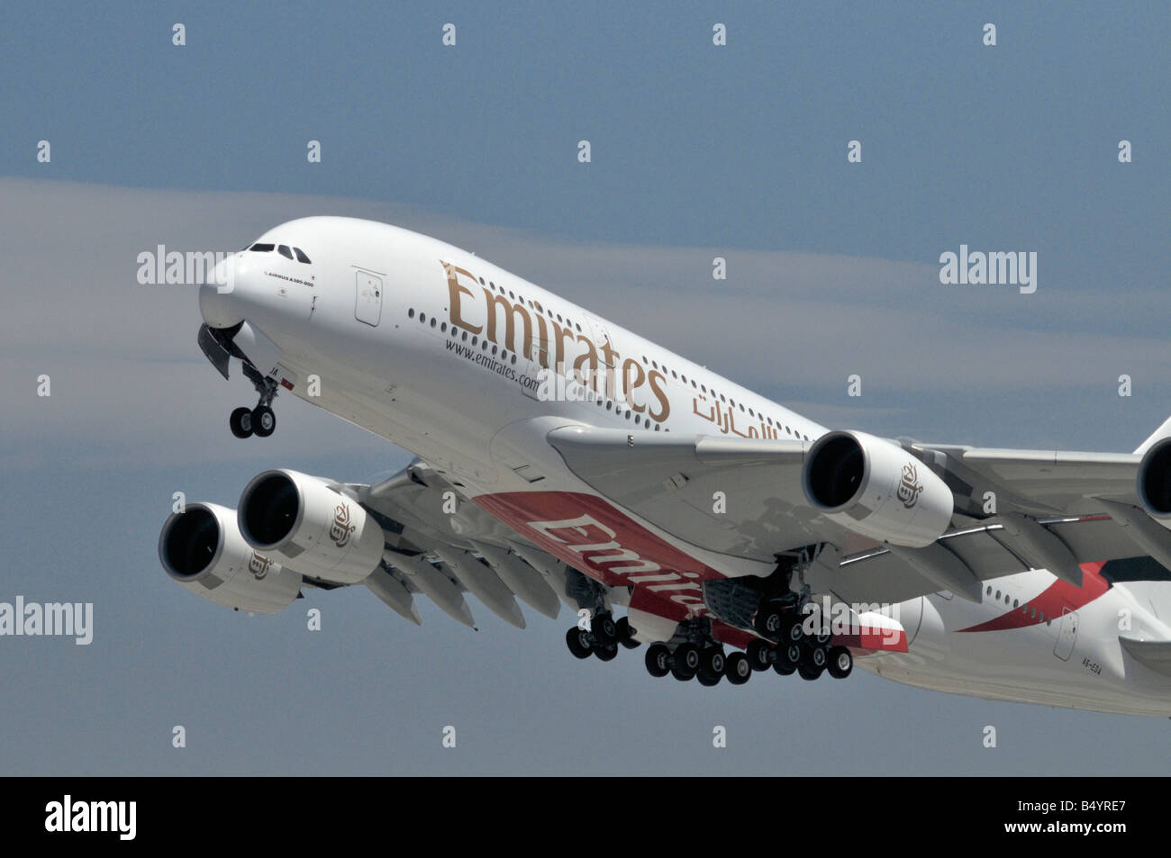 A380 Emirates Airbus super jumbo jet decolla dal sud delle piste di LAX Foto Stock