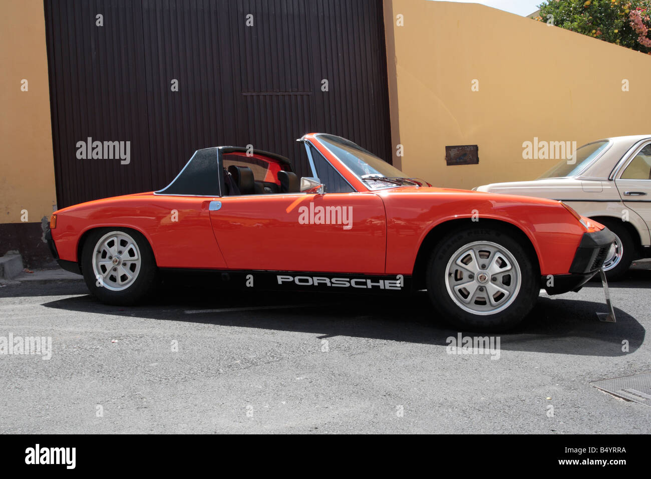 Porsche 914 dalla fine degli anni sessanta primi anni settanta sul visualizzatore in corrispondenza di un'auto d'epoca mostrano a Guia de Isora Tenerife Canarie Spagna Foto Stock