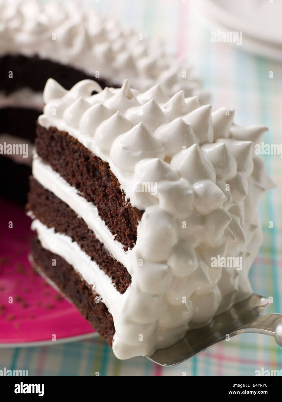 Fetta di Devils Food Cake con glassa di marshmallow Foto Stock