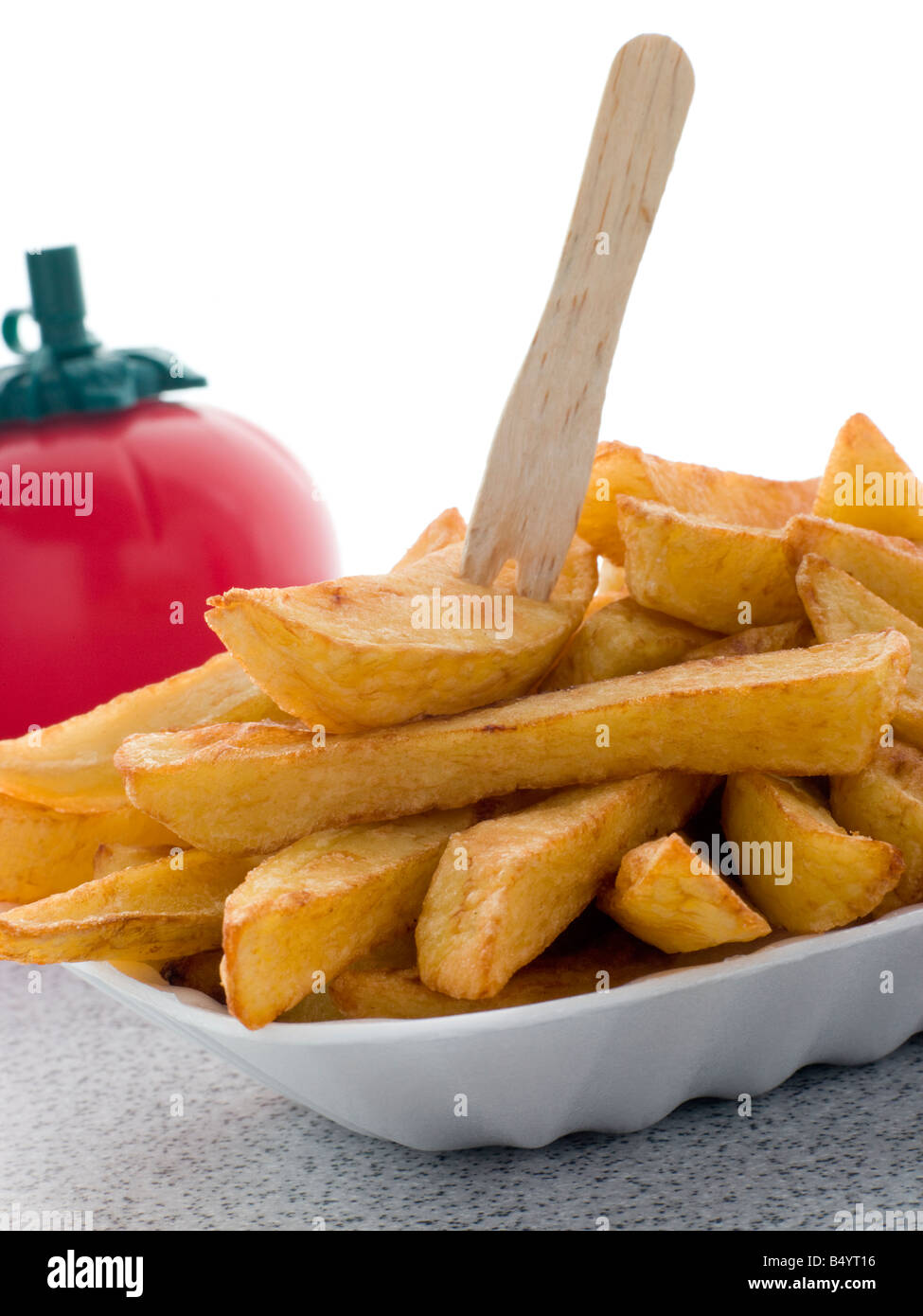 Porzione di chip in un vassoio di polistirolo Foto Stock