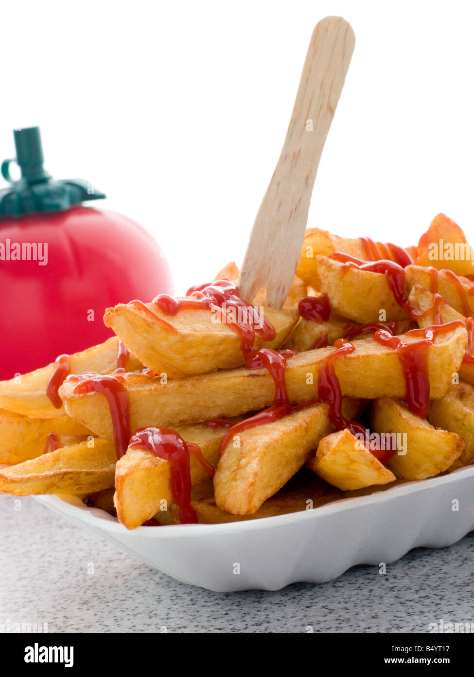 Porzione di chip in un vassoio di polistirolo con il ketchup Foto Stock