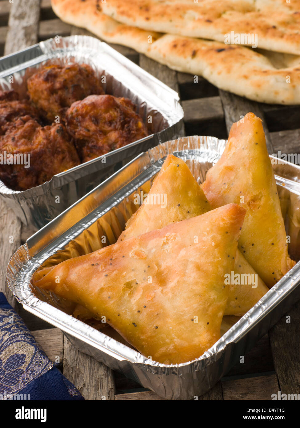 Indian Take Away- Samosa di verdure, pane Naan e cipolla Bahji Foto Stock