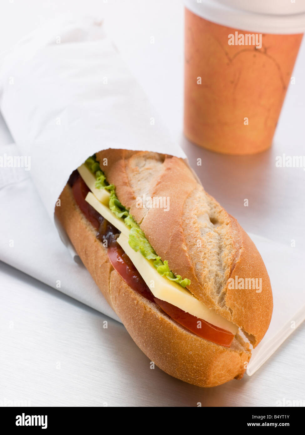 Formaggio Cheddar, sottaceti e insalata baguette con un Take Away Caffè Foto Stock