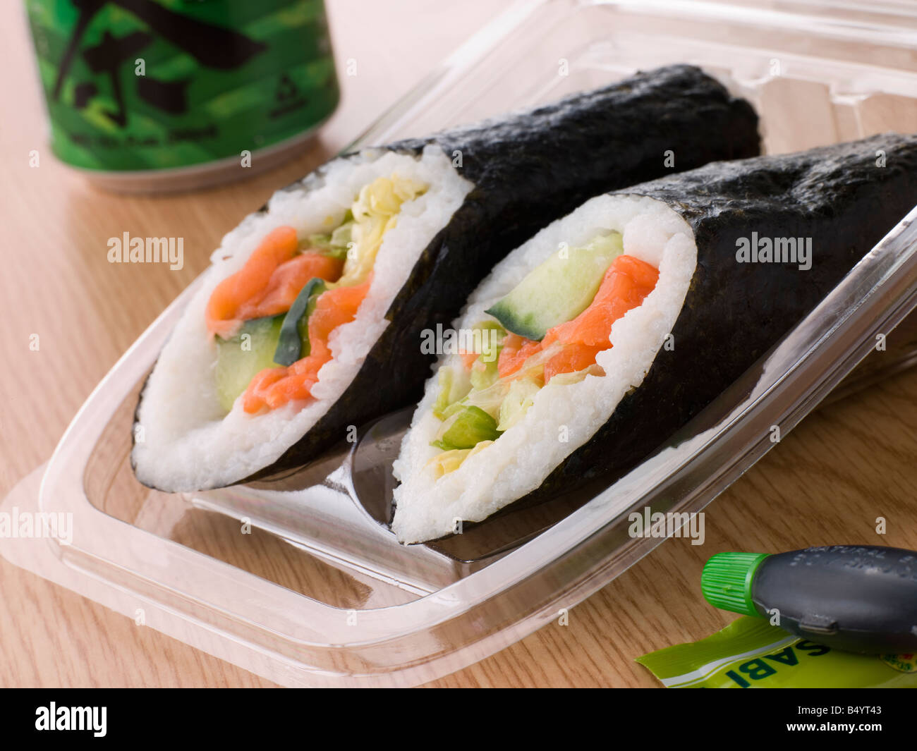 Mano Sushi stampato con una lattina di tè verde Foto Stock