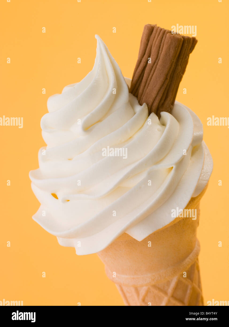 Panna montata soft ice cream con scaglie di cioccolato in un cono di wafer Foto Stock