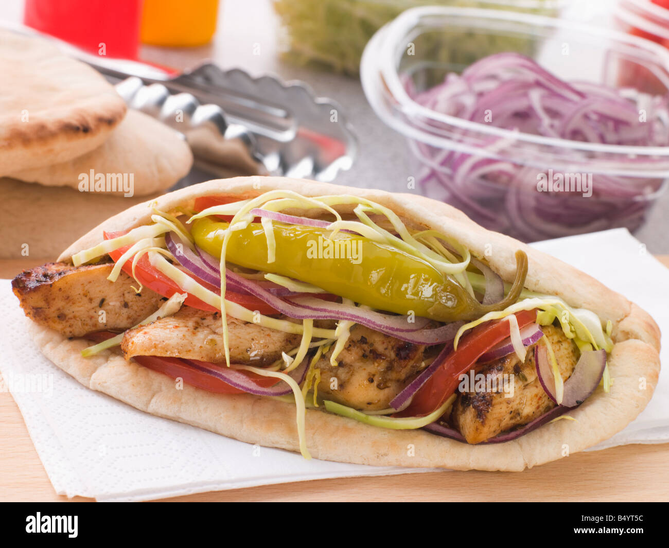 Pollo Marinato Kebab in un pane pitta con insalata e un peperoncino sottaceto Foto Stock