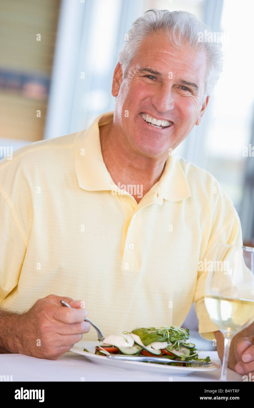 L'uomo godendo di insalata Foto Stock