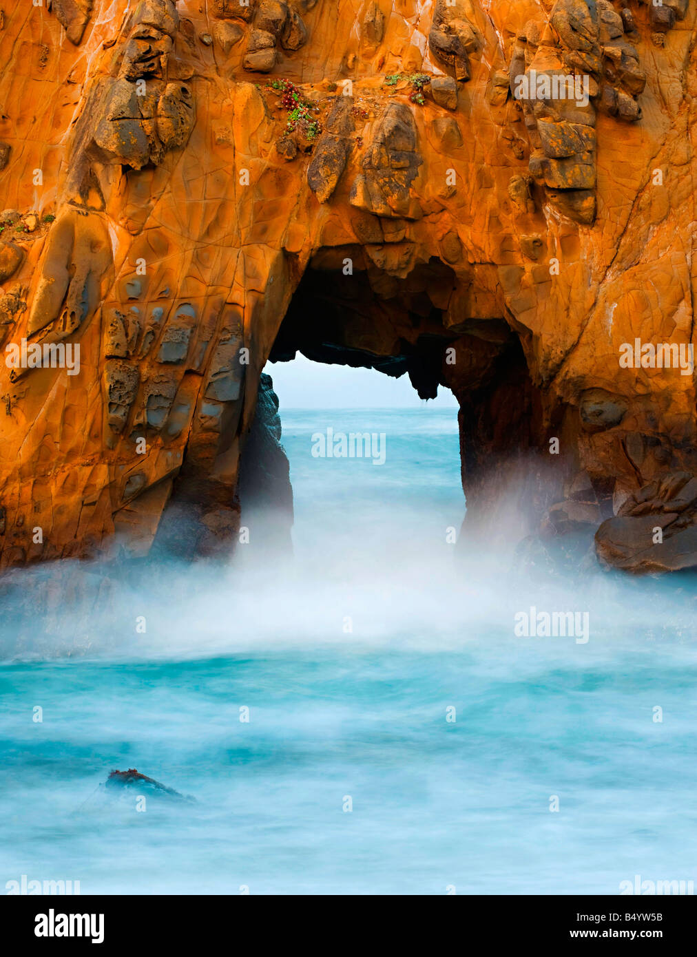 Grotta di roccia in oceano al grande sorpresa, California Foto Stock