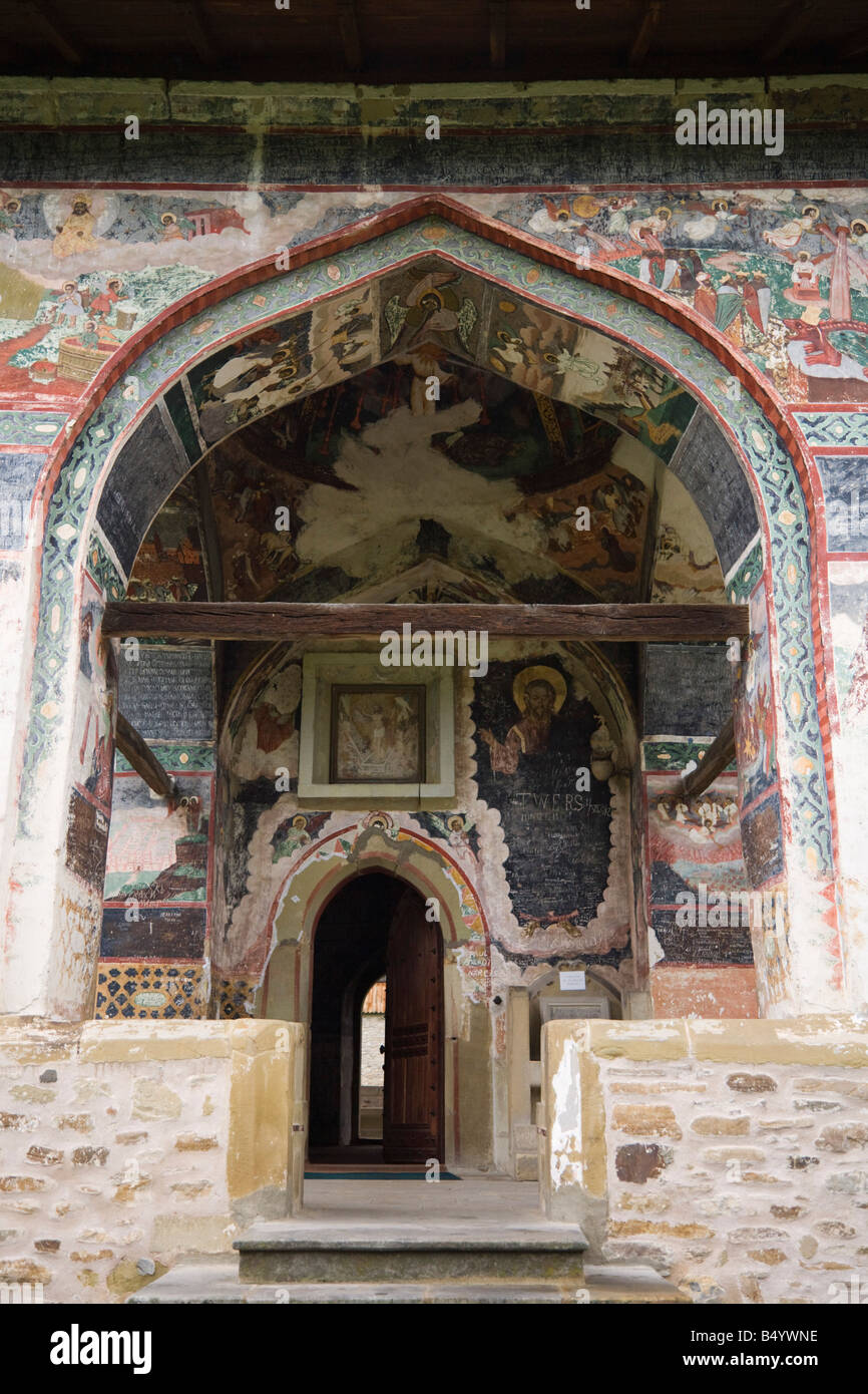 Bucovina Moldavia Romania Europa portico di ingresso e la porta di ingresso alla chiesa dipinta in fortificato Monastero Sucevita composto Foto Stock