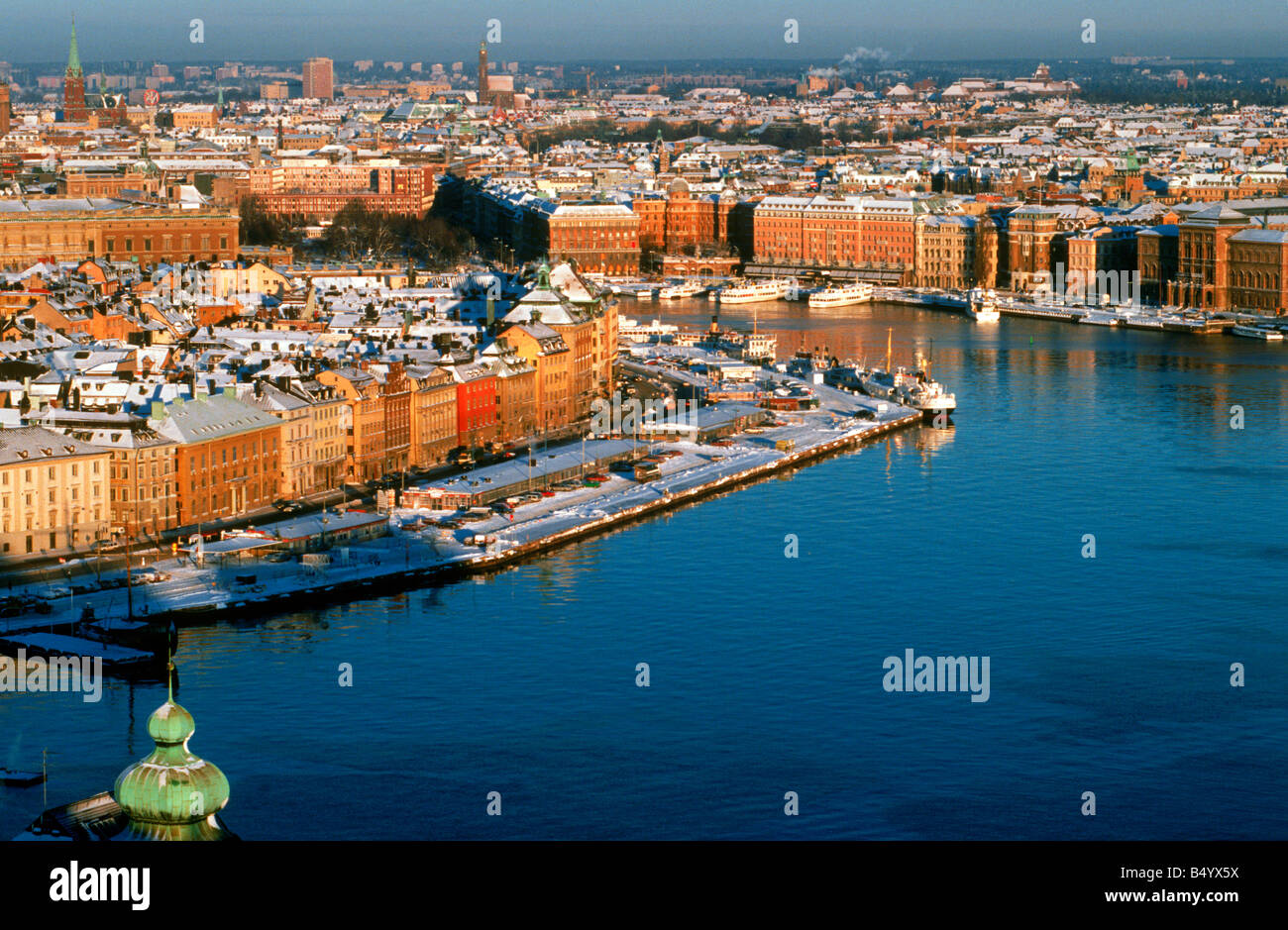 Al di sopra di Strömmen fluviale e Skeppsbron a Stoccolma durante la bassa luce di inverno Foto Stock