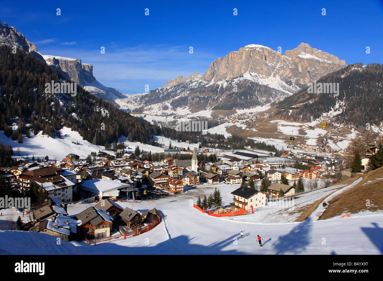 Villaggio di Corvara in inverno la neve, Dolomiti, Italia Foto Stock