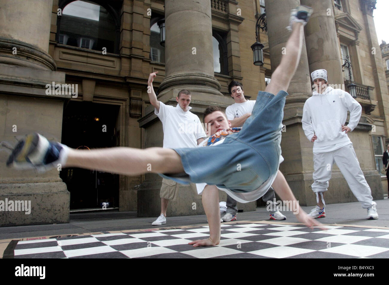 Lib Newcastle basato danza hip hop artisti cattivo gusto Cru sarà in esecuzione sul palcoscenico del Teatro Reale come parte del Breakin Foto Stock