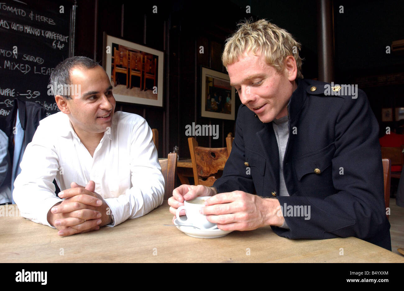 Stuart Murdoch cantante Settembre 2003 Belle e Sebastian cantante parlando a registrare quotidianamente il personale dello scrittore John Dingwall Foto Stock Stuart Murdoch cantante Settembre 2003 Belle e Sebastian cantante parlando a registrare quotidianamente il personale dello scrittore John Dingwall Foto Stock