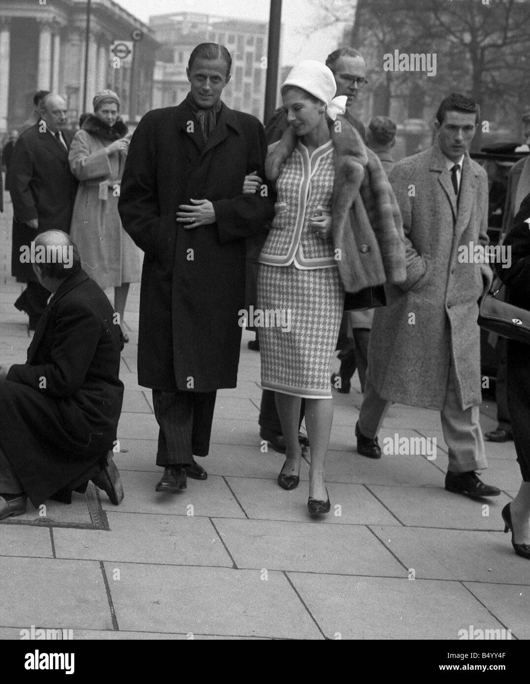 Il barone Heinrich Thyssen con moglie Fiona Campbell Walter passeggiate a Londra 1961 Foto Stock