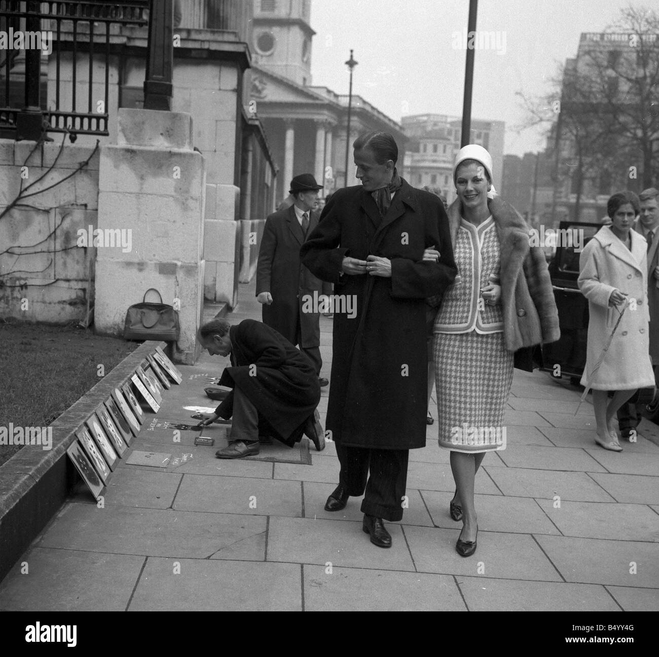 Il barone Heinrich Thyssen con moglie Fiona Campbell Walter oltrepassando la Galleria Nazionale e il marciapiede artista a Londra 1961 Foto Stock
