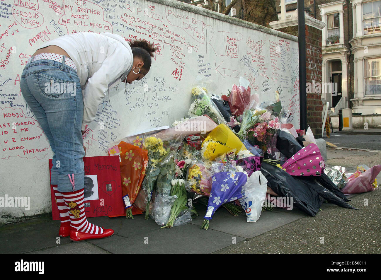 Omaggi floreali a sinistra alla scena dell'assassinio di 16-anno-vecchio Kodjo Yenga in Hammersmith Grove, Londra Ovest.;16 Marzo 2007 Foto Stock