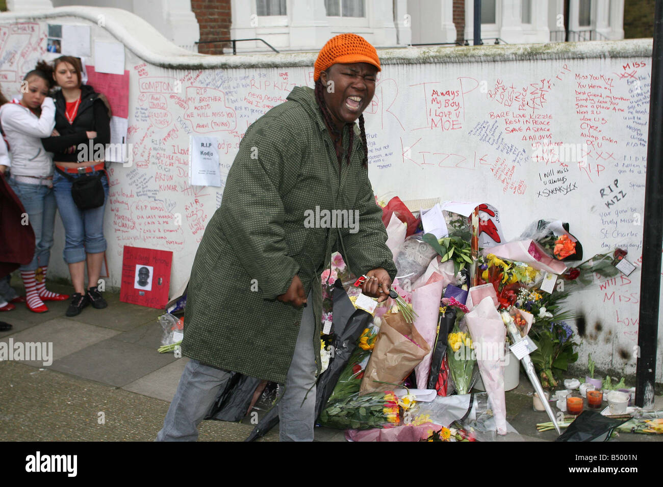 Omaggi floreali a sinistra alla scena dell'assassinio di 16-anno-vecchio Kodjo Yenga in Hammersmith Grove, Londra Ovest.;16 Marzo 2007 Foto Stock