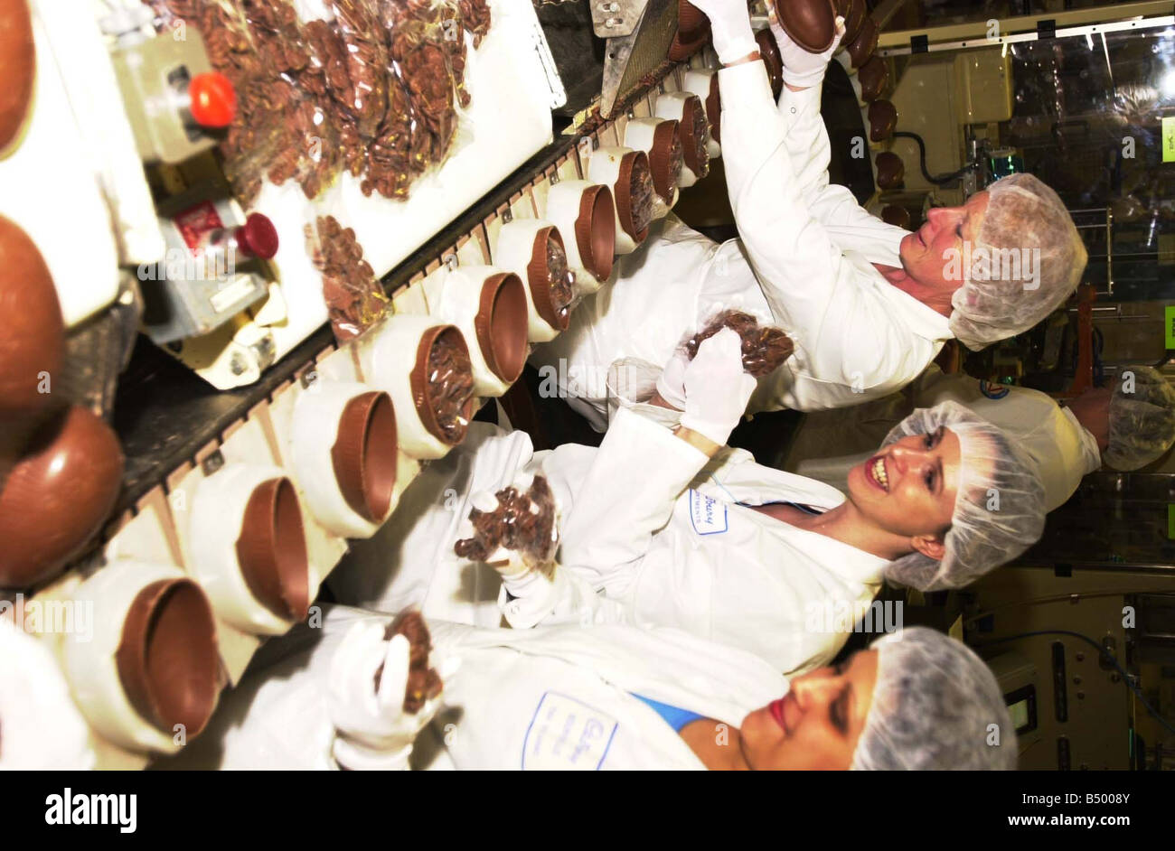 Funzione di specchio scrittore CLAIR GOLDWYN SULLA LINEA DI PRODUZIONE AL CADBURYS IN BOURNVILLE BIRMINGHAM giornalista reporter Daily Mirror Mirrorpix personale Foto Stock