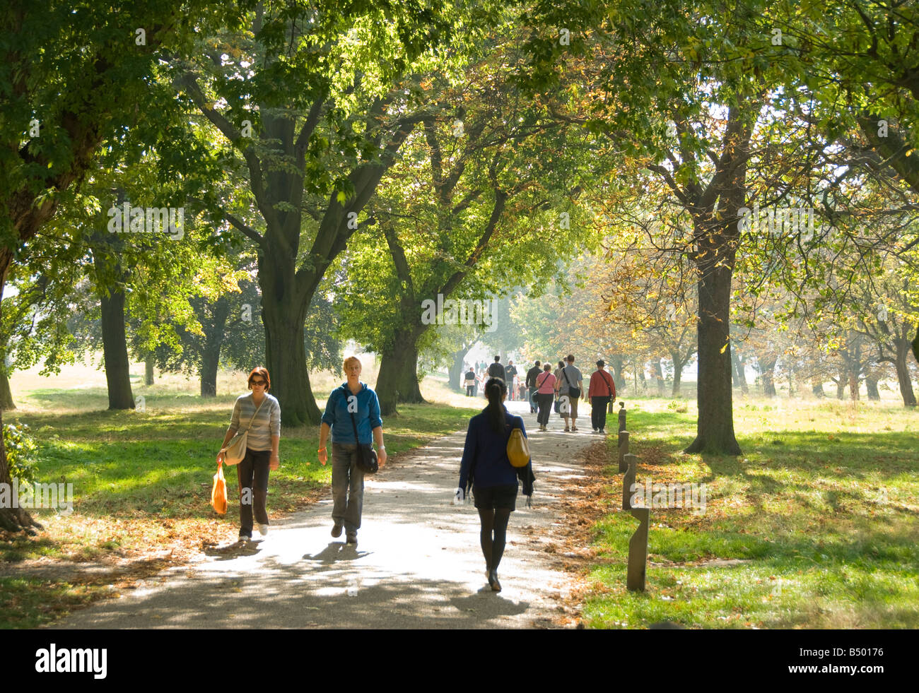 La gente camminare attraverso il Regent's Park di Londra Foto Stock
