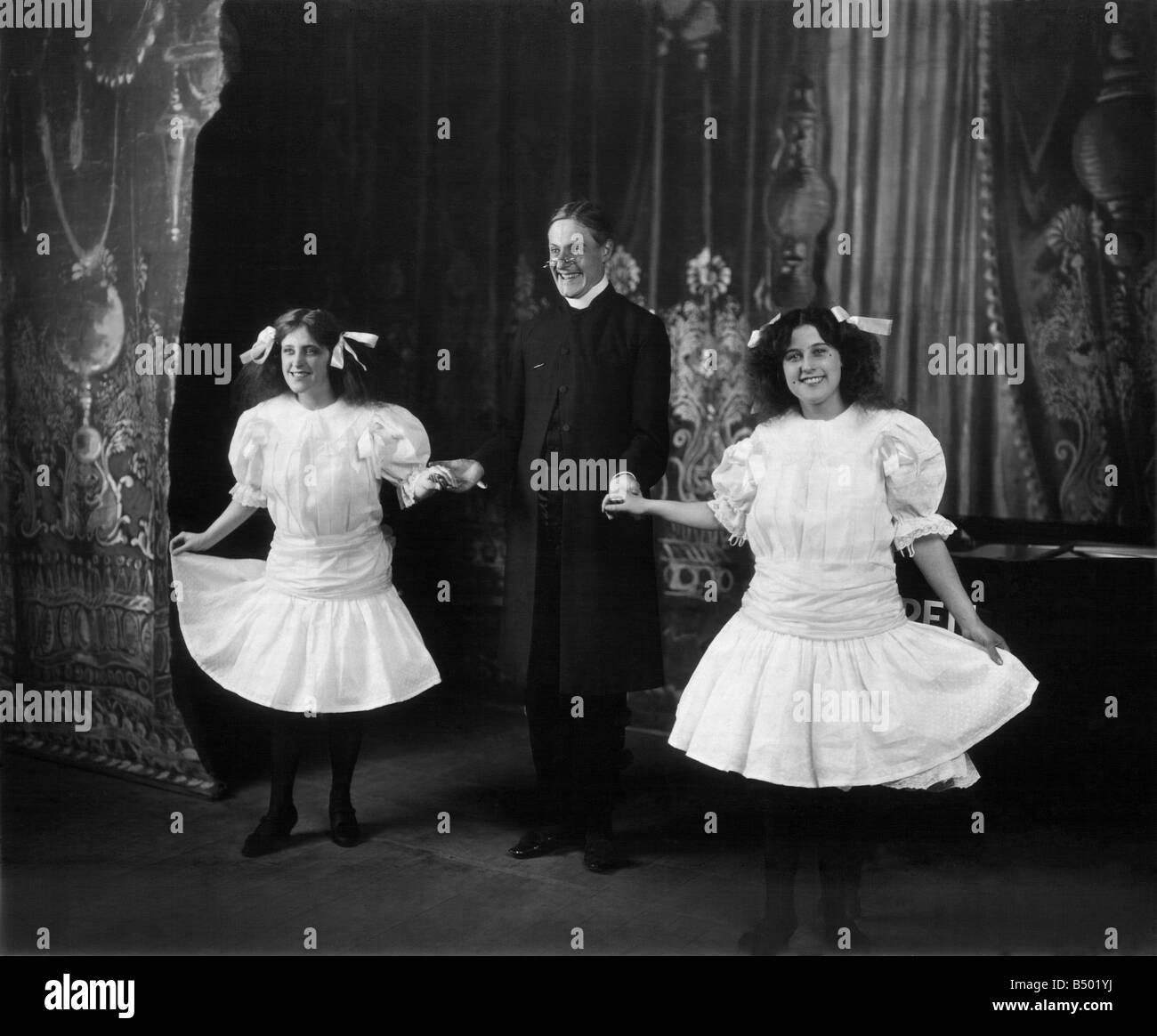 Il sig. Harry Harmer come vicario visto qui peforming nel riprodurre il concerto del villaggio. Settembre 1910 P000304 Foto Stock