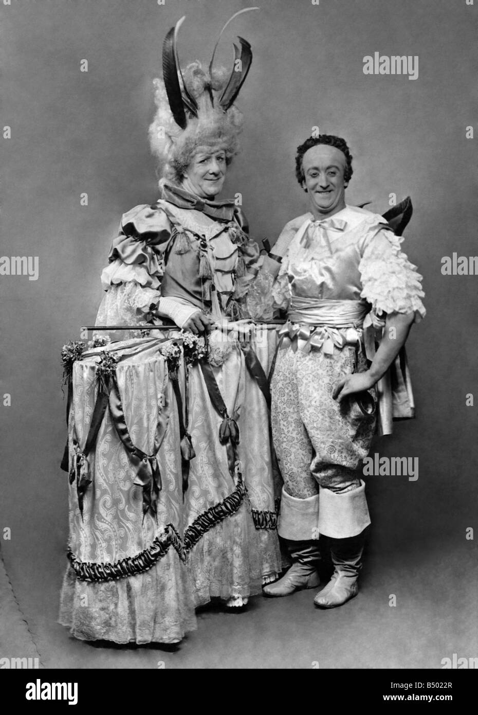 Pulsanti e uno del brutto sorelle che stella in pantomime Cindrella al Drury Lane. Dicembre 1919 P000259 Foto Stock