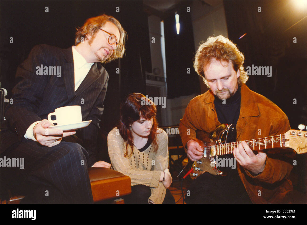 Star degli Eurythmics Dave Stewart tenendo la sua musical master class presso l Università di Sunderland studenti Pete Robson e Fiona Cross raffigurato 22 04 94 Foto Stock