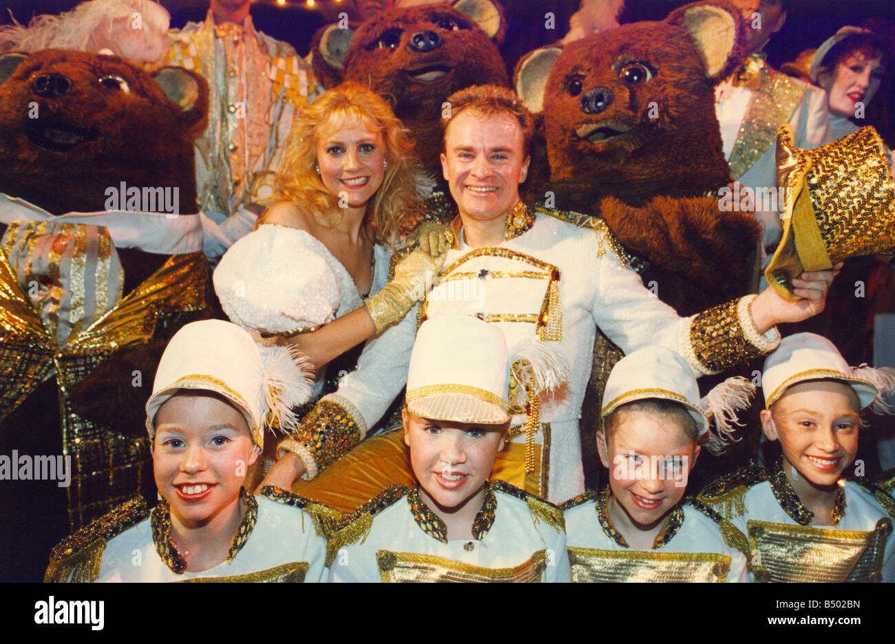 Bobby Davro e Malandra Burrows come la storia di Riccioli d'oro con i tre  orsi in apertura night show Foto stock - Alamy