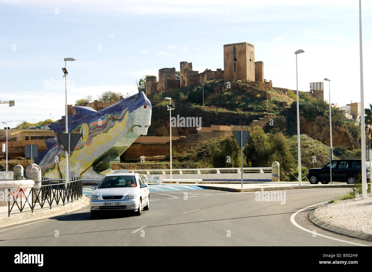 Spagna, Andalusia. Sorprendente scultura sulla bocca del drago ponte in Alcala de Guadaira. Dragon tradizionalmente protetta al di sopra del castello Foto Stock