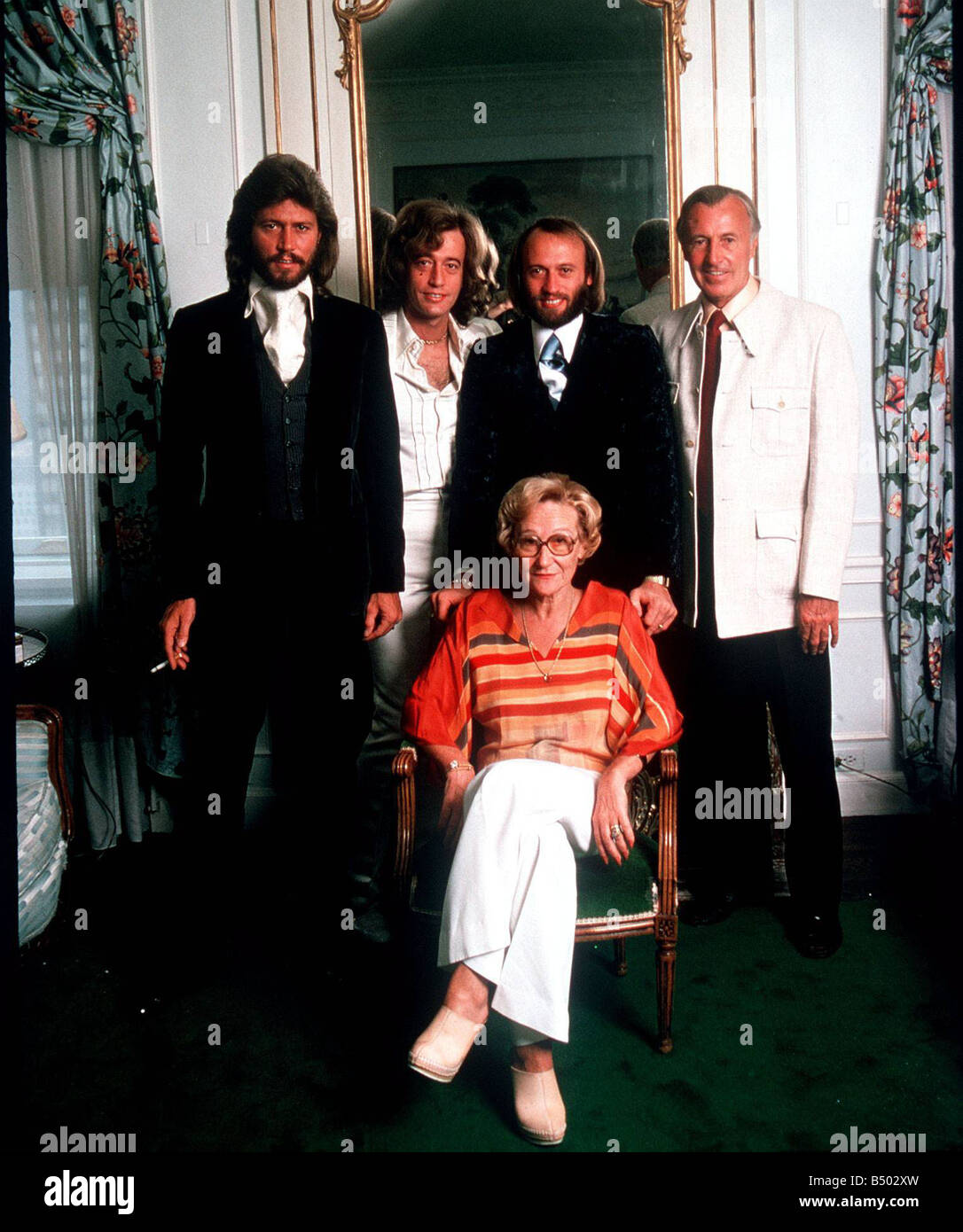 Bee Gees Barry Robin e Maurice Gibb con i loro genitori Foto Stock