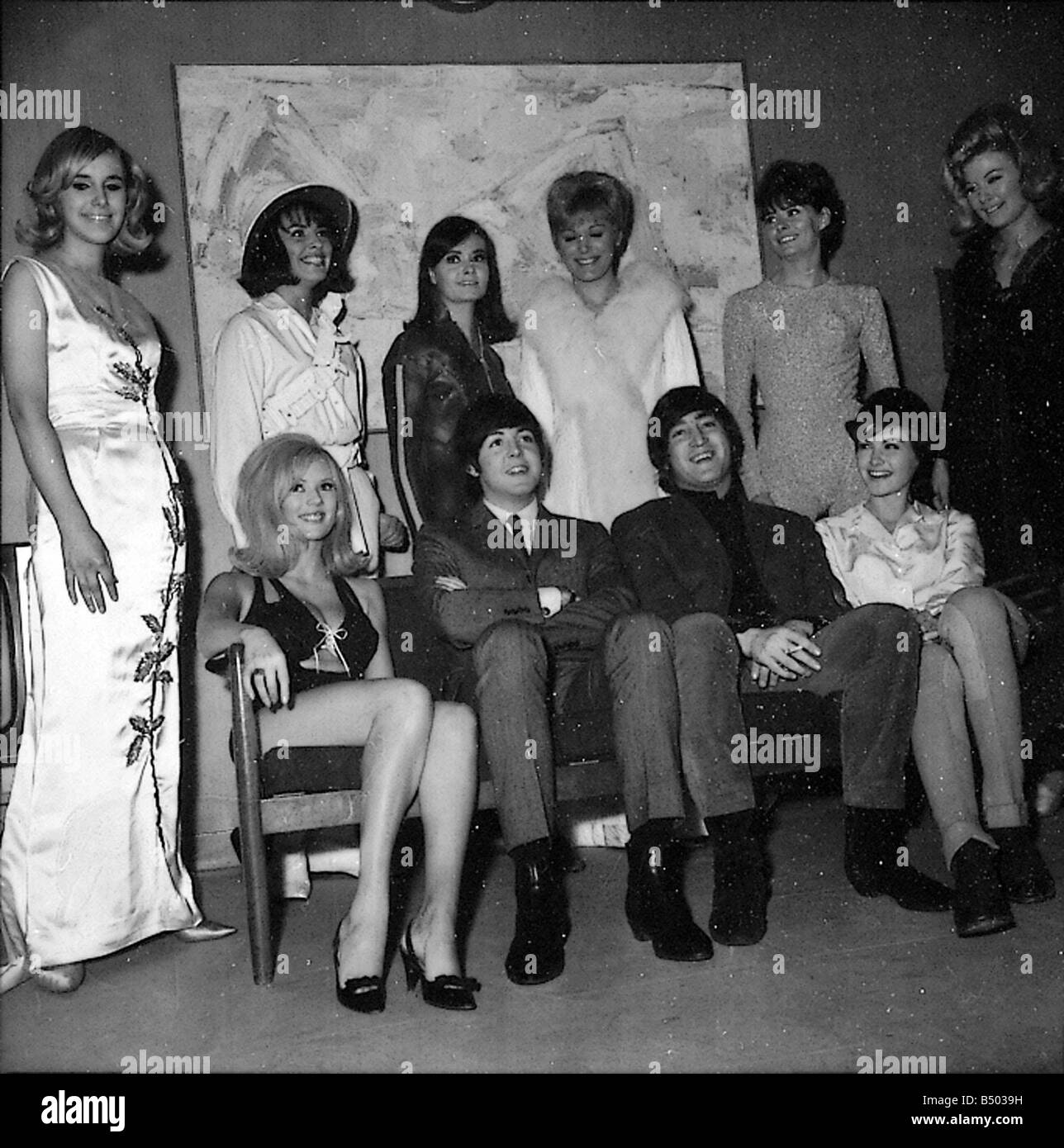 I file dei Beatles 1965 Giovanni Paolo backstage con mostrano le ragazze durante la musica di Lennon McCartney tv spettacolare Foto Stock