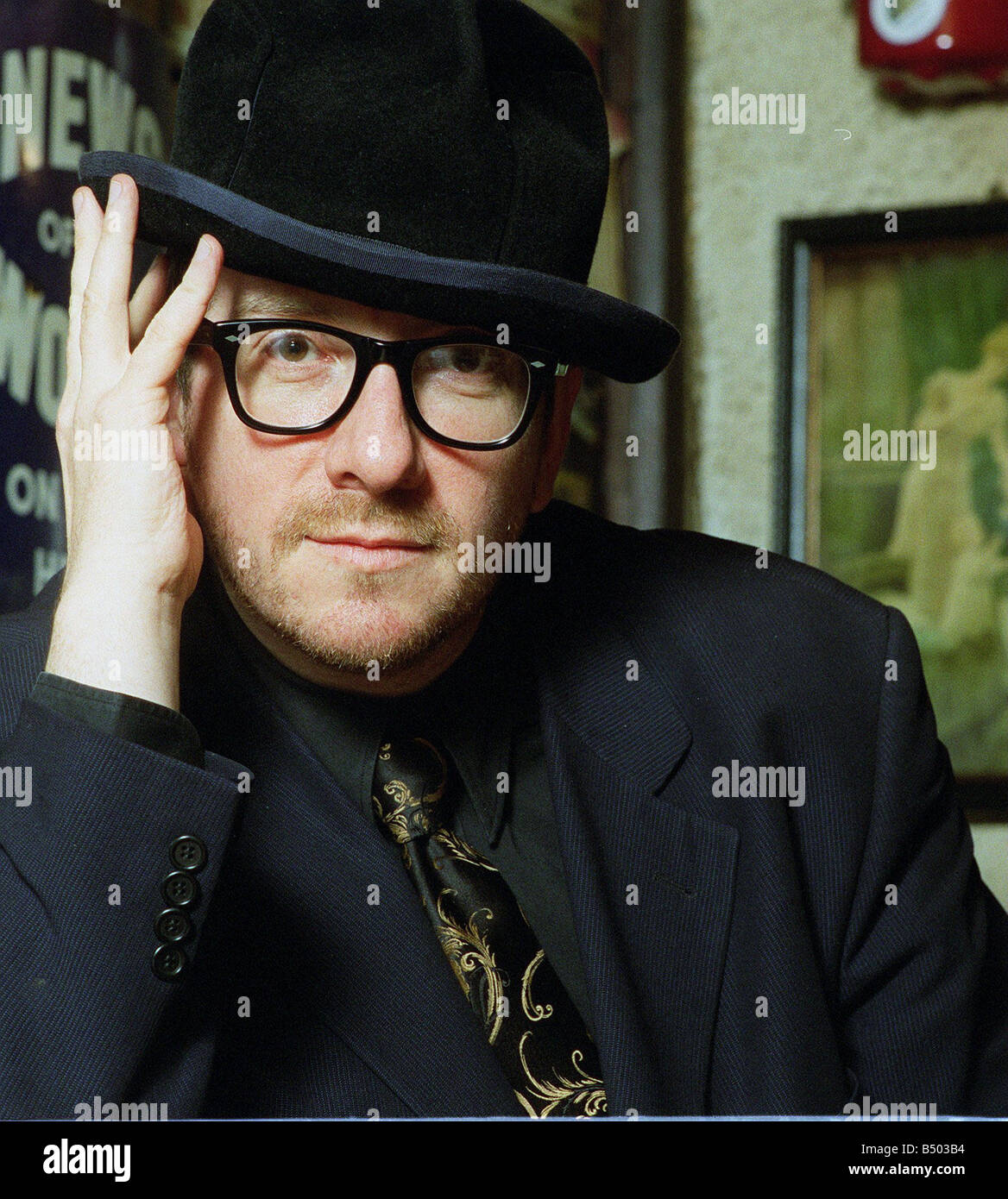 Elvis Costello cantante nel suo pub locale il Johnny Fox Mar 1999 vicino a Dublino in Irlanda Foto Stock