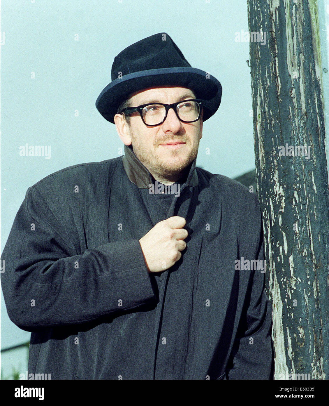 Elvis Costello cantante al di fuori del pub locale il Johnny Fox Mar 1999 vicino a Dublino nella Repubblica Irsih Foto Stock