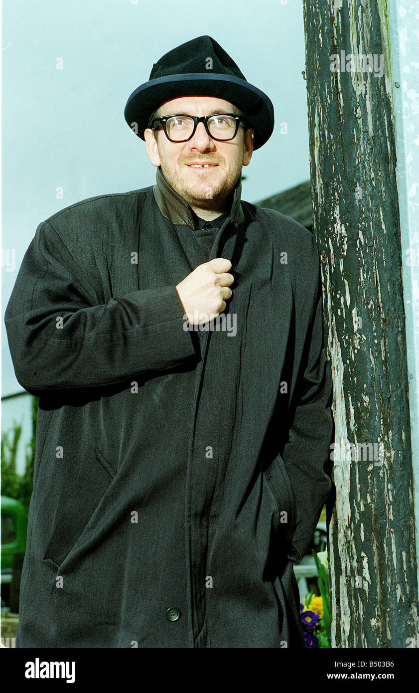 Elvis Costello cantante al di fuori del pub locale il Johnny Fox Mar 1999 vicino a Dublino in Irlanda Foto Stock