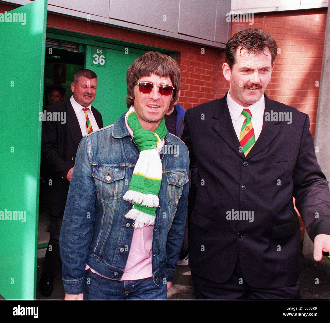 Noel Gallagher lasciando Celtic Park Agosto 2000 Foto Stock