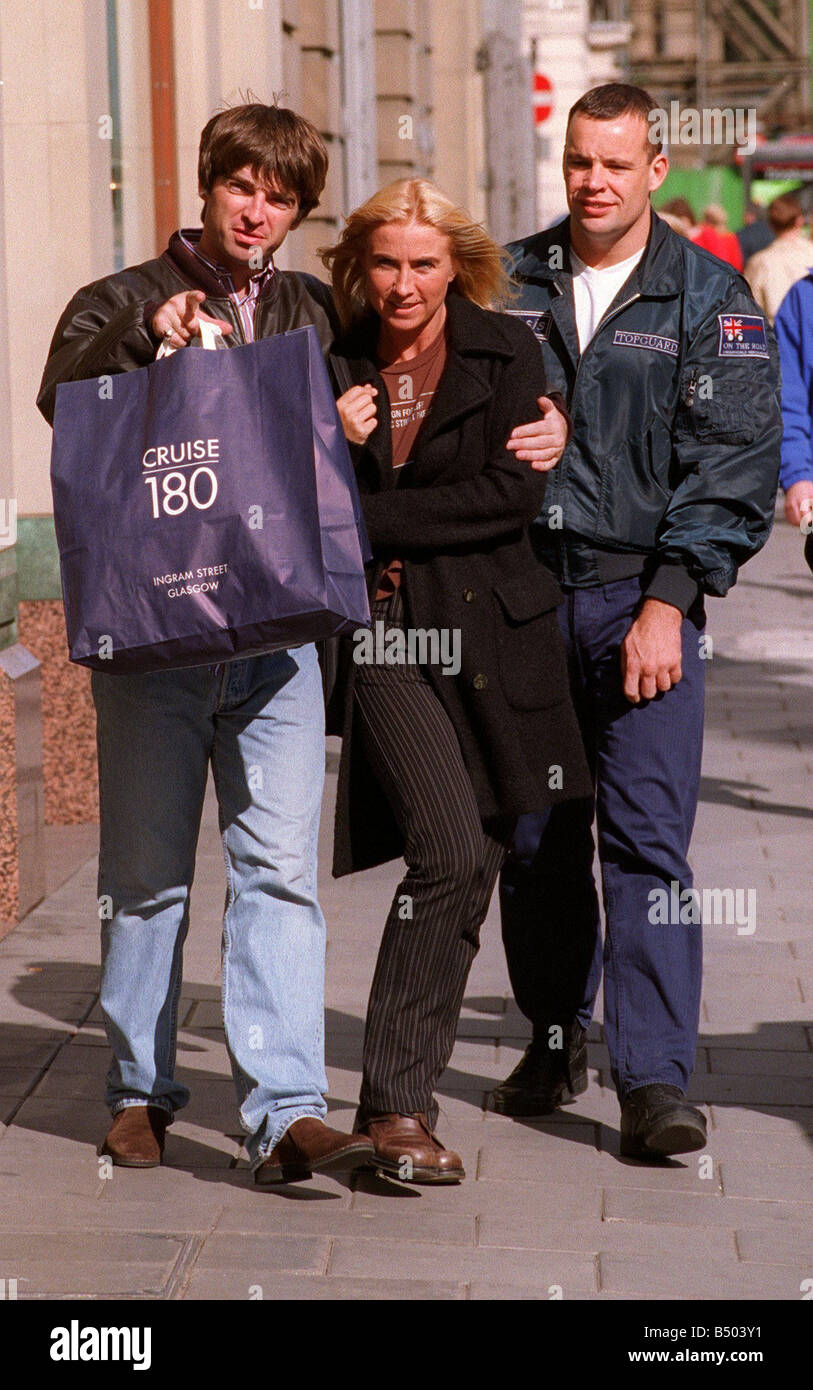 Noel Gallagher del gruppo pop oasi con la sua fidanzata Meg Matthews al di fuori del centro italiano di Glasgow e crociera di contenimento 180 Foto Stock