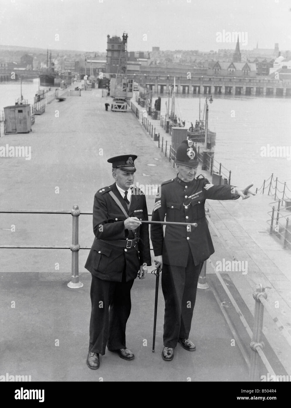 Più piccolo del mondo la forza di polizia - i cinque uomini dell' Isola di Man di polizia del porto. Ispettore Reginald Legno e Sgt, Benjamin Chapman su Douglas Harbour Bridge di controllo.;1949;018676/2 Foto Stock