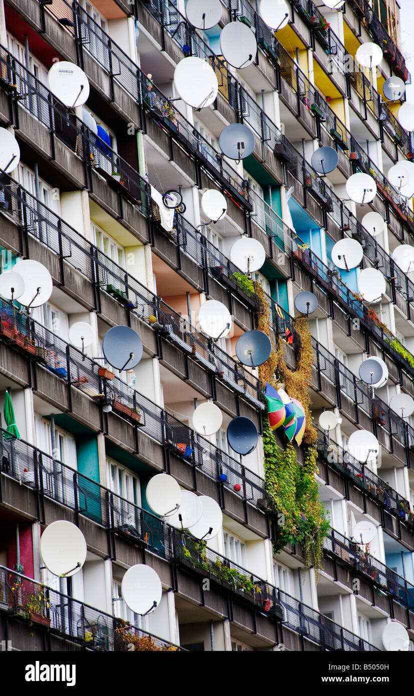 Molte parabole satellitari fissato ai balconi di appartamento edificio costruito come alloggi sociali a Pallasstrasse in Schoneberg Berlin Foto Stock