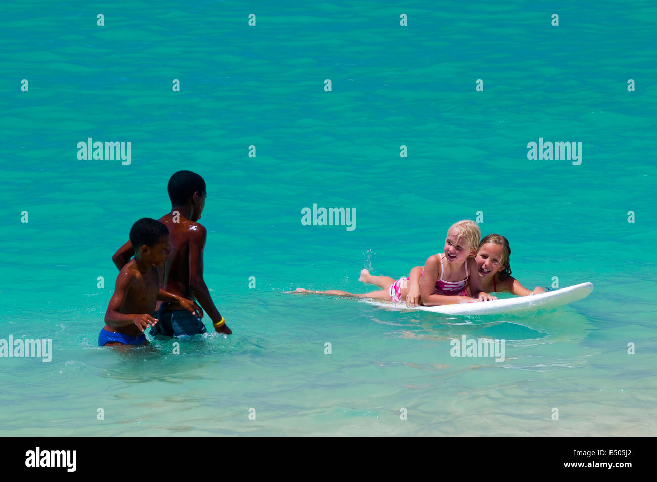 I bambini, spiaggia, Cape Agulhas, Western Cape, Sud Africa Foto Stock