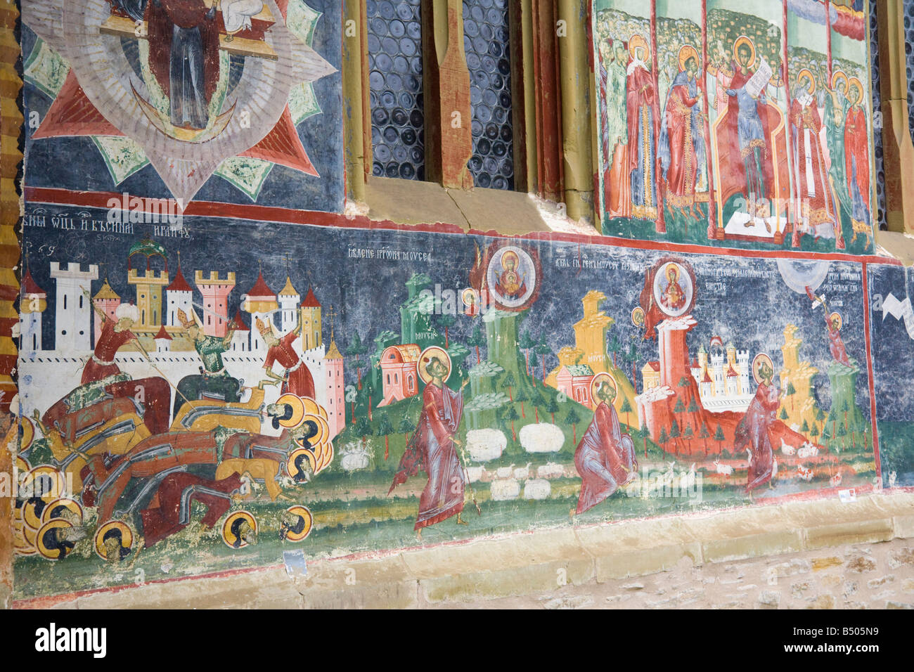 Quadri religiosi dipinta sulla parete della chiesa fortificata nel Monastero Sucevita composto. Bucovina Moldavia Romania Foto Stock