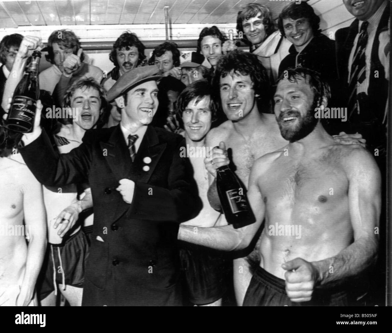 Graham Taylor in alto a destra e il team di Watford celebrare in spogliatoio dopo Joslyn destra ha vinto il gioco per loro 12 4 78 WFC Foto Stock